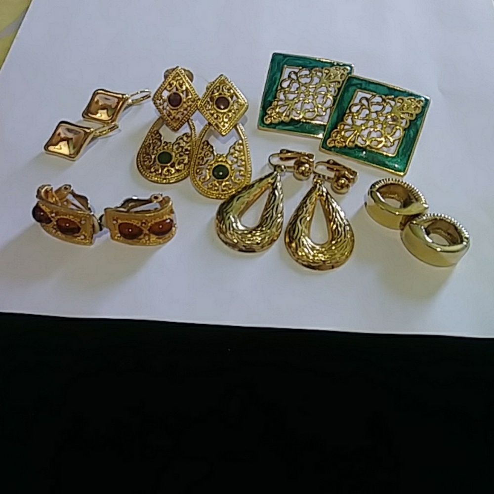 Lot of vintage gold earrings
